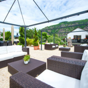 Lounge im Garten mit Bergblick