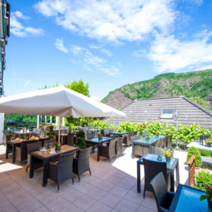 Terrasse des Restaurants mit Bergblick