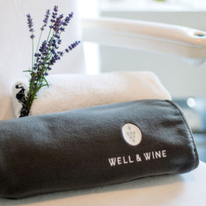 Well & Wine Handtuch auf Liege im Wellnessbereich