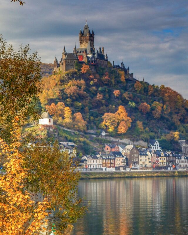 𝗜𝗻𝗱𝗶𝗮𝗻 𝗦𝘂𝗺𝗺𝗲𝗿 𝗮𝗻 𝗱𝗲𝗿 #𝗠𝗼𝘀𝗲𝗹! 🍂
Von September bis November erleben Sie die Weinlese hautnah – zum Beispiel bei einem unserer wöchentlichen Meet & Greet-Events mit einem Mosel-Winzer oder bei einer geführten #Weinwanderung. Besuchen Sie außerdem eines der zahlreichen Weinfeste! Lernen Sie die #Kultur, den #Wein und die #Gastfreundschaft der Moselaner kennen und nehmen Sie unvergessliche Erinnerungen mit nach Hause!