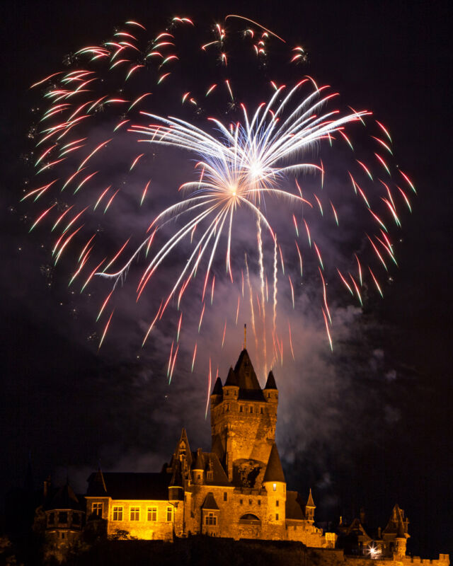 #Angebot: #Silvester an der #Mosel! 🎆🥂
Lassen Sie das Jahr 2023 mit einem echten Highlight ausklingen und feiern Sie Silvester bei und mit uns! Im Paket enthalten sind:
✅ Vier Übernachtungen inklusive unserem reichhaltigen Frühstücksbuffet
✅ Begrüßung mit Sekt und Canapés
✅ Drei x unser Vier-Gang-Abendmenü mit Menüwahl und Salatbuffet
✅ Silvesterabend mit leckerem Fünf-Gang-Galamenü sowie Silvesterfeuerwerk, Mitternachtsbuffet
✅ Neujahrsbrunch bis 13.00 Uhr
✅ Neujahrsfeuer mit Glühwein und Leckereien
sowie alle Keßler-Meyer-Inklusivleistungen und viele weitere Highlights!

Alle Infos und Buchung unter:
hotel-kessler-meyer.de/angebote/silvester-an-der-mosel/
